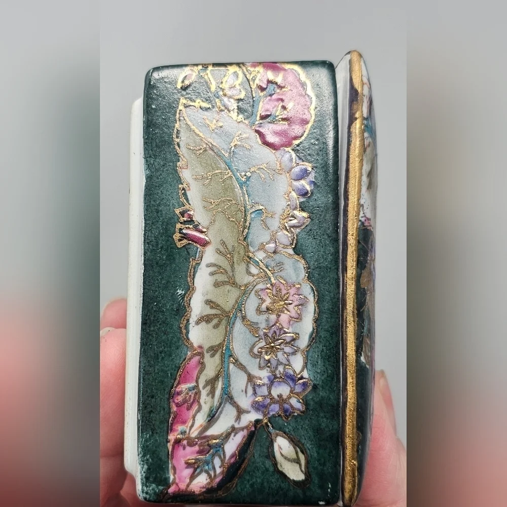 Vintage Porcelain Hand Painted Gold Trim Green Chinese Decorative Trinket Box
